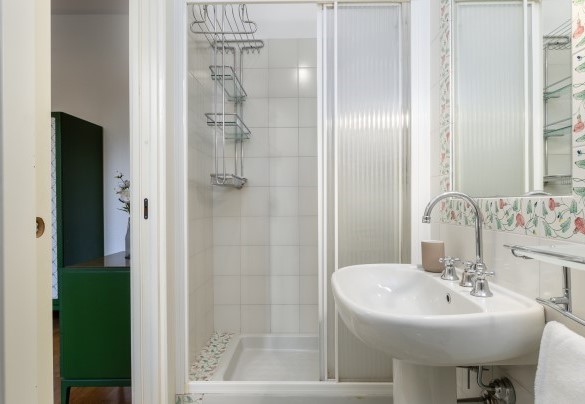 Ensuite bathroom with shower in the double bedroom on first floor - Villa La Meridiana