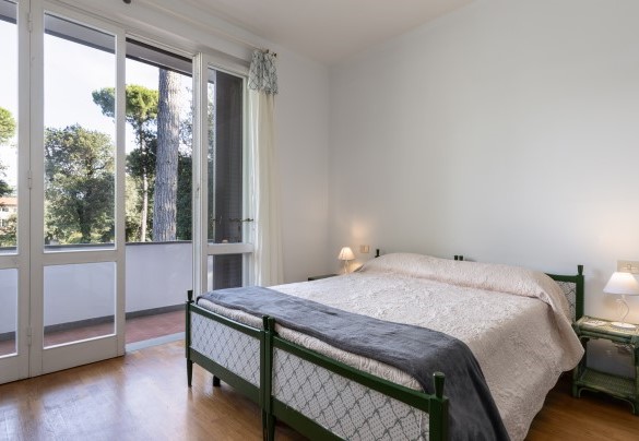 Double bedroom with ensuite bathroom with shower on first floor - Villa La Meridiana