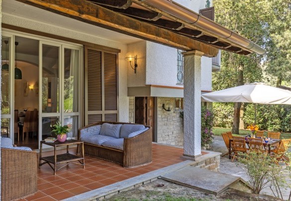The second Portico set up with large sofas and armchairs for total relaxation - Villa La Meridiana