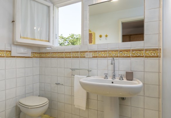 Ensuite bathroom with shower in the double bedroom on first floor - Villa La Meridiana