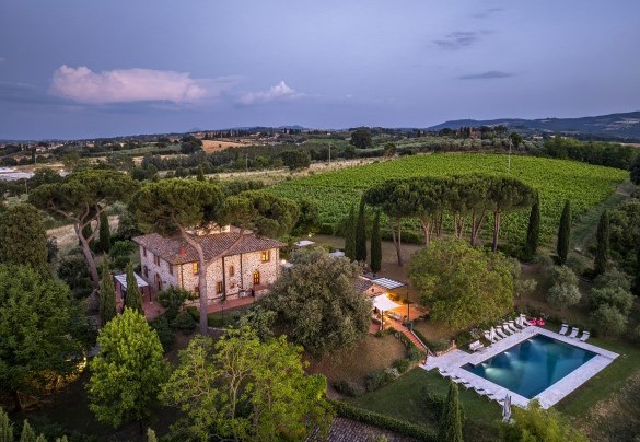 Vista panoramica della villa e della piscina - La Monarca