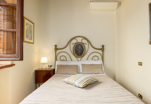 Camera matrimoniale n. 1 con letto alla francese al piano terra - La Monarca