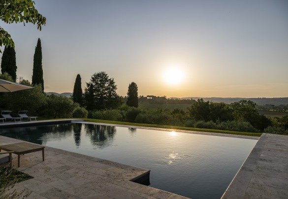 La piscina al tramonto - La Monarca