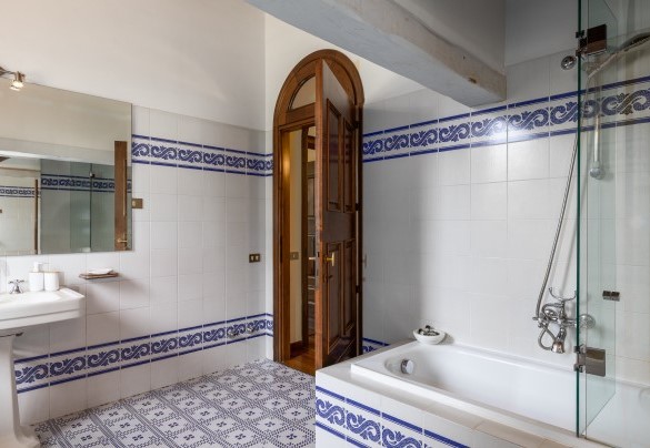 Bagno n. 2 con vasca al piano terra  - La Monarca