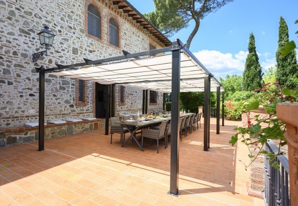 La pergola con tavolo da pranzo all'uscita del soggiorno - Villa La Monarca