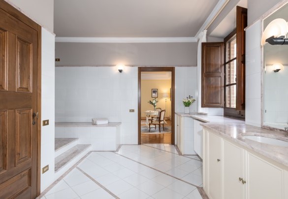 Bagno ensuite n. 3 con vasca idromassaggio al primo piano - La Monarca