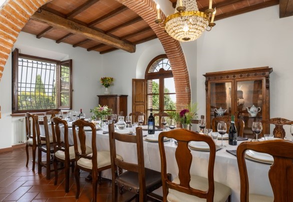 La sala da pranzo adiacente il salone e la cucina - La Monarca