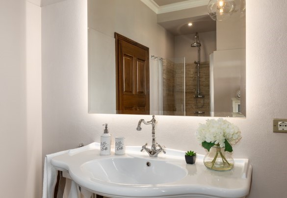 Dettaglio bagno en suite con doccia n. 4 al primo piano - La Monarca
