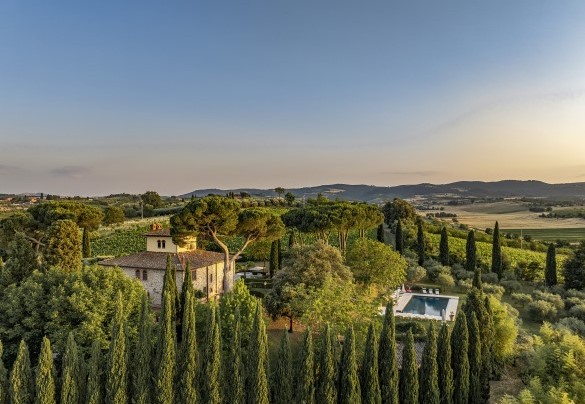 La villa circondata da vigneti e cipressi - La Monarca