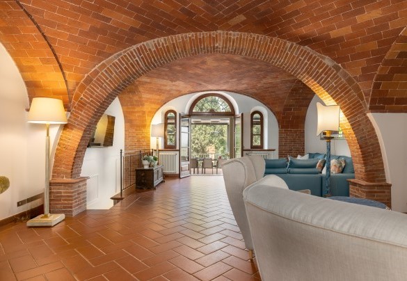 Il salone con camino ornamentale al piano terra - La Monarca