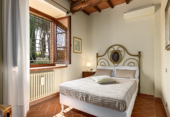 Camera matrimoniale n. 1 con letto alla francese al piano terra - La Monarca