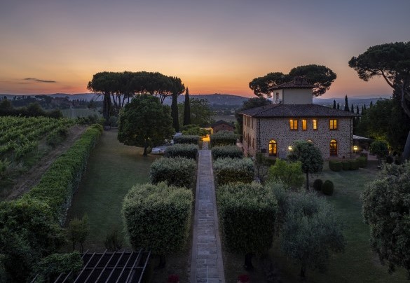 La villa illuminata al calar della sera - La Monarca