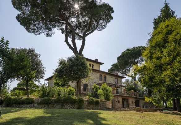 La villa, con rivestimenti in pietra, è disposta su 4 livelli - La Monarca