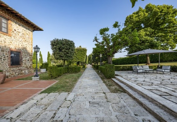 Il viale adornato da siepi, querce e piante aromatiche - La Monarca