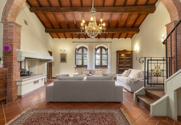 Il salone con camino ornamentale al primo piano - La Monarca