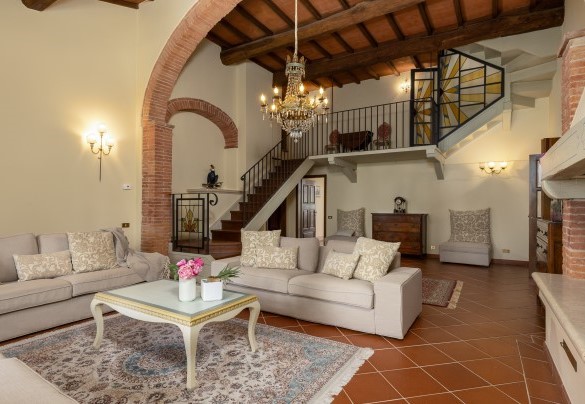 Il salone con camino ornamentale al primo piano - La Monarca