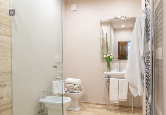 Bagno en suite con doccia n. 4 al primo piano - La Monarca