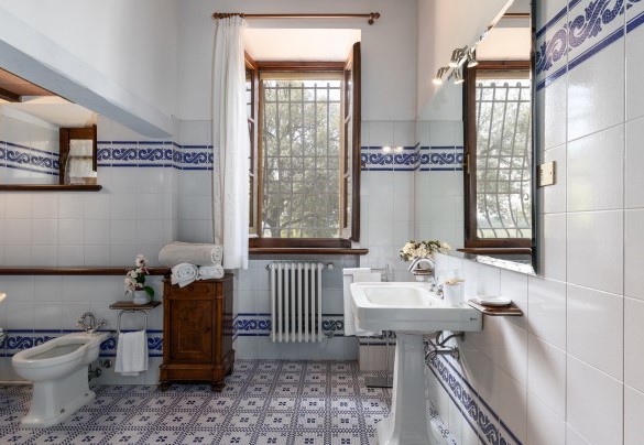 Bagno n. 2 con vasca al piano terra  - La Monarca