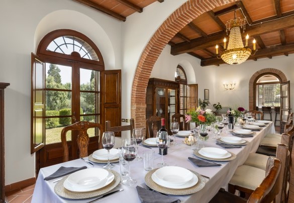 La sala da pranzo adiacente il salone e la cucina - La Monarca