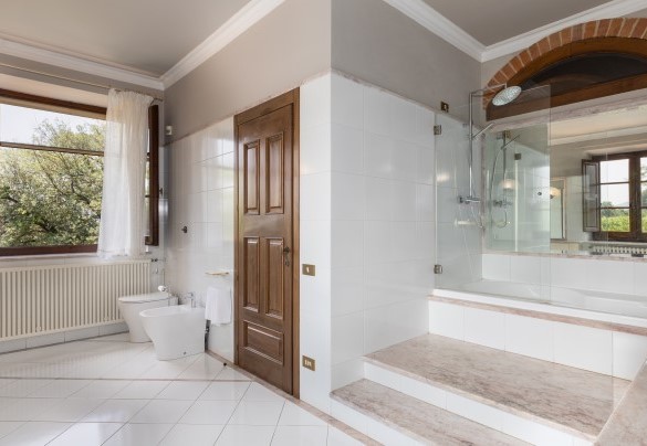 Bagno ensuite n. 3 con vasca idromassaggio al primo piano - La Monarca