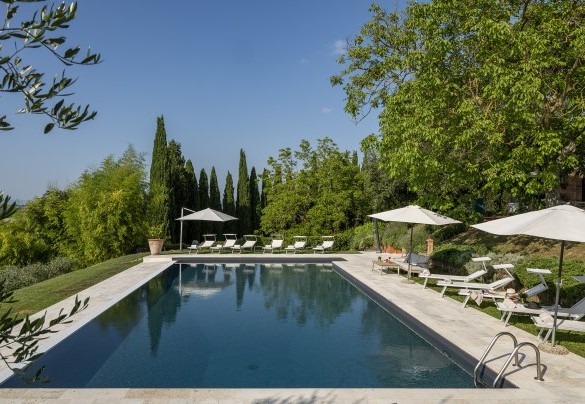 La piscina attrezzata con ombrelloni e lettini - La Monarca