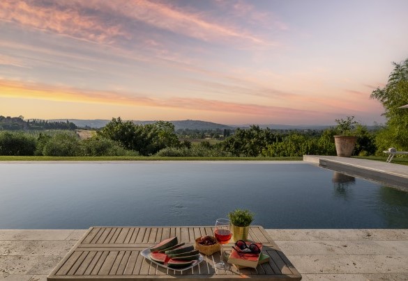 La piscina al tramonto - La Monarca