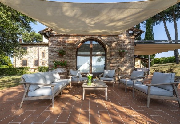 Pergola con zona al fresco sulla terrazza al piano terra della villa - La Monarca