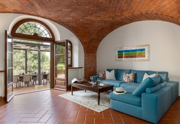 Il salone con uscita sul terrazzo esterno al piano terra - La Monarca