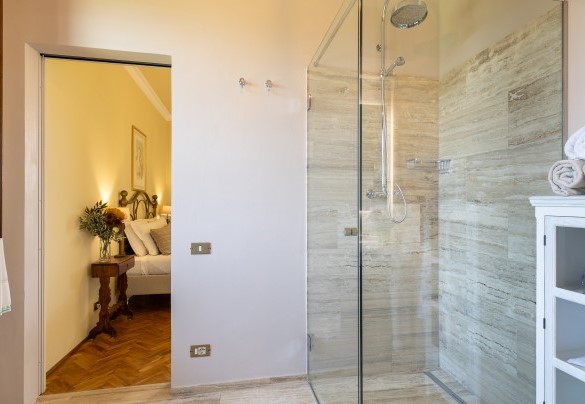 Bagno en suite con doccia n. 6 al primo piano - La Monarca
