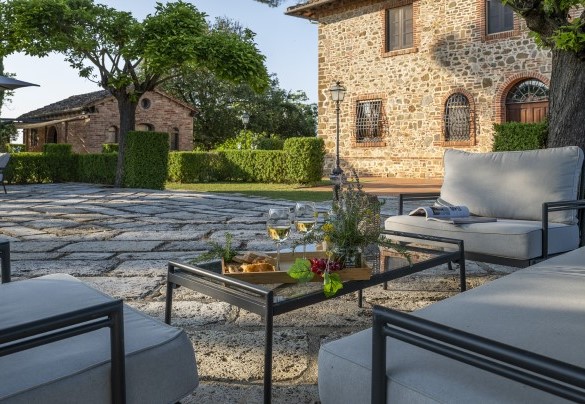 Area relax di fronte alla villa, in secondo piano l’annesso - La Monarca