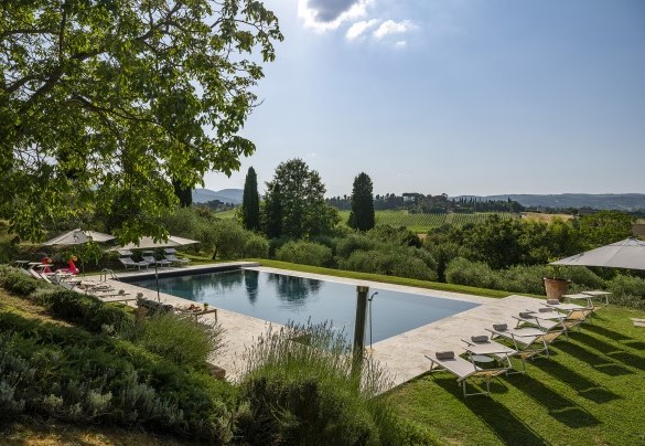 La piscina si trova su un terrazzamento ad un livello più basso della villa - La Monarca