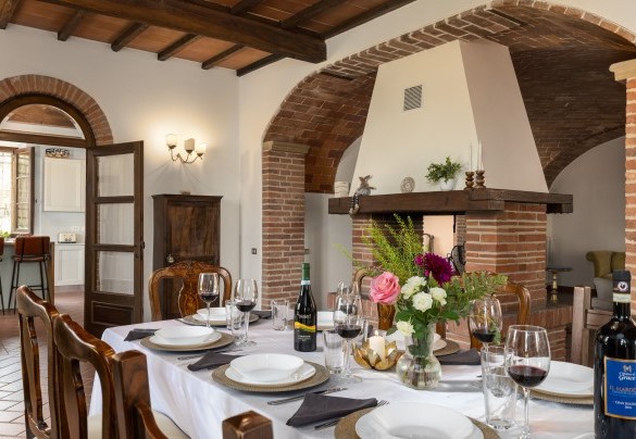 La sala da pranzo adiacente il salone e la cucina - La Monarca