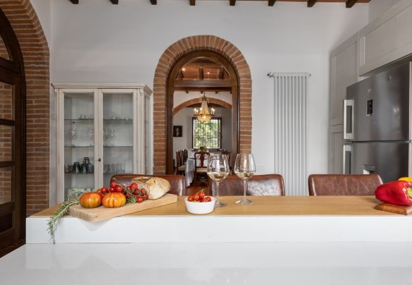 Dettaglio del banco in cucina, utile per un rapido spuntino - La Monarca