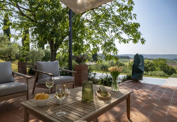 Salotto esterno a disposizione degli ospiti per un aperitivo al tramonto - La Monarca