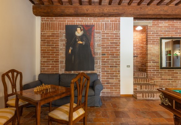 Tavolino da gioco nella sala biliardo nel seminterrato - La Monarca
