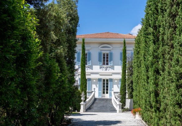 Il cancello principale si apre sul viale di cipressi che conduce alla scalinata d'ingresso alla villa - Villa La Perla Binca 