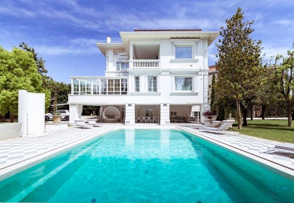La piscina di dimensioni 10x6m con profondità da 0,90 m a 2,20 - Villa La Perla Bianca 