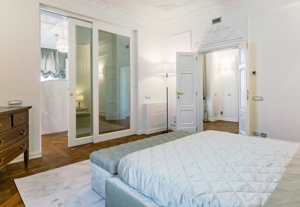 The wonderful master bedroom with an en-suite bathroom on the first floor - Villa La Perla Bianca