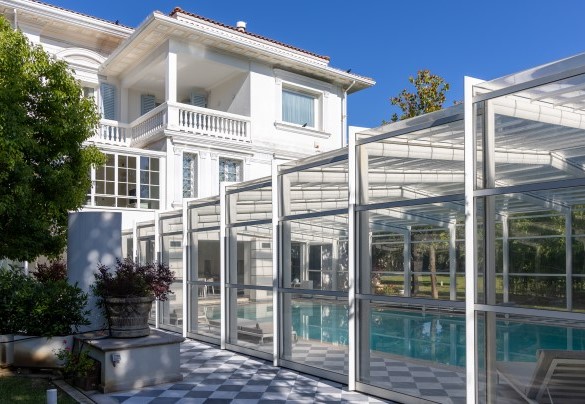 La piscina è dotata di una copertura estensibile che la copre per tutta la sua superficie a formare un tutt'uno con la veranda, utilizzabile anche nel periodo invernale essendo dotata anche di riscaldamento ed acqua calda - Villa La Perla Bianca