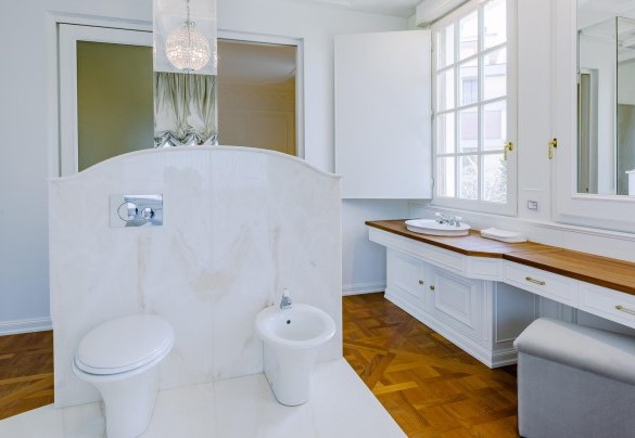 The fabulous en-suite bathroom with a Jacuzzi bathtub - Villa La Perla Bianca