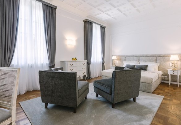 The spacious first-floor master bedroom with an en-suite bathroom - Villa La Perla Bianca