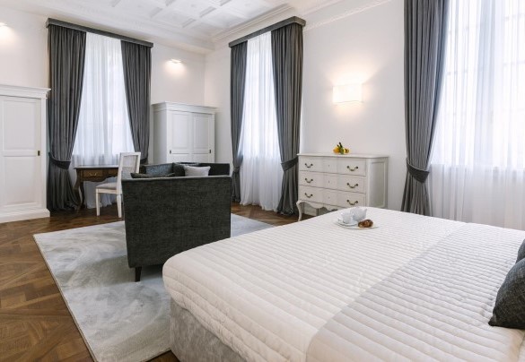 The spacious first-floor master bedroom with an en-suite bathroom - Villa La Perla Bianca
