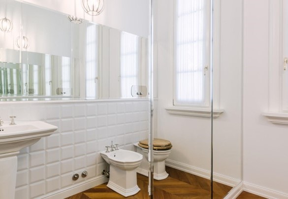 The characteristic bathroom covered in mirrors - Villa La Perla Bianca
