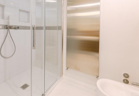 The modern bathroom in the basement with a shower - Villa La Perla Bianca