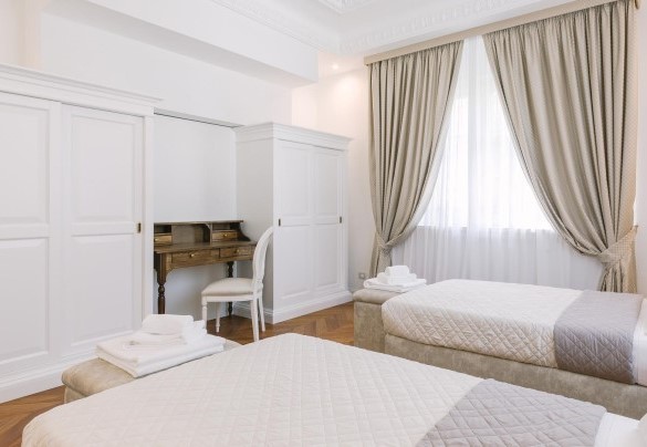 The twin bedroom on the first floor with an en-suite bathroom - Villa La Perla Bianca