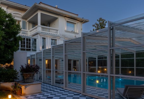 La piscina è dotata di una copertura estensibile che ne copre tutta la superficie, fino a formare un tutt'uno con la veranda, utilizzabile anche nel periodo invernale, in quanto dotata di riscaldamento e acqua calda - Villa La Perla Bianca