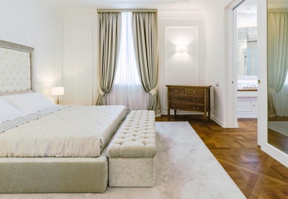 The wonderful master bedroom with an en-suite bathroom on the first floor - Villa La Perla Bianca