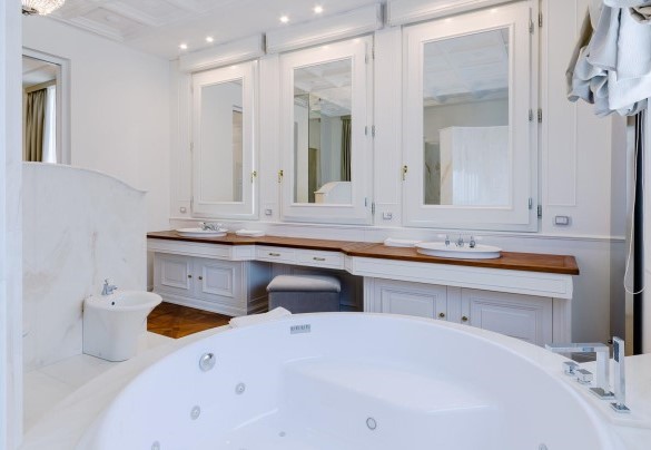 The fabulous en-suite bathroom with a Jacuzzi bathtub - Villa La Perla Bianca