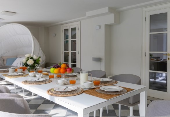 Veranda con porte vetrate e attrezzata a zona pranzo, area relax, collegata al tunnel di copertura della piscina, a diventare uno spazio chiuso e godibile anche in inverno - Villa La Perla Bianca 
