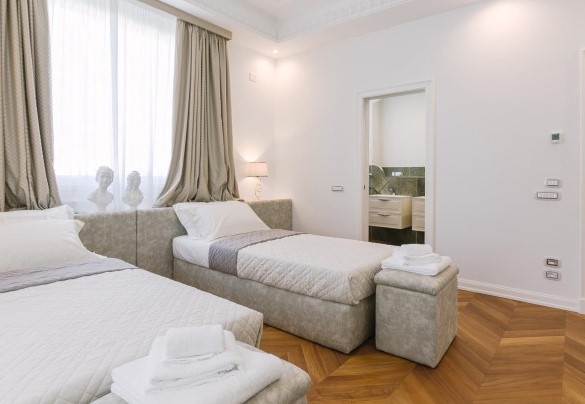 The twin bedroom on the first floor with an en-suite bathroom - Villa La Perla Bianca